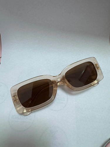 Lentes De Sol Marrón Diseño Rectangular Mediano Kikinas Rectangular Ámbar Ambar Transparente Transparent Amber
