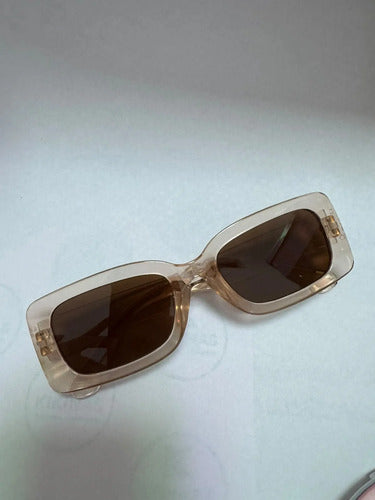 Lentes De Sol Marrón Diseño Rectangular Mediano Kikinas Rectangular Ámbar Ambar Transparente Transparent Amber