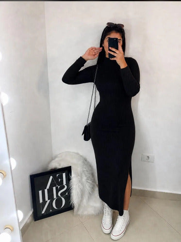 Vestido De Cuello Alto Y Ajustado Con Abertura En El Muslo
