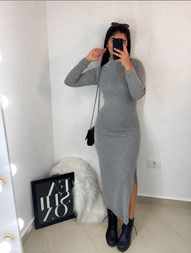 Vestido De Cuello Alto Y Ajustado Con Abertura En El Muslo
