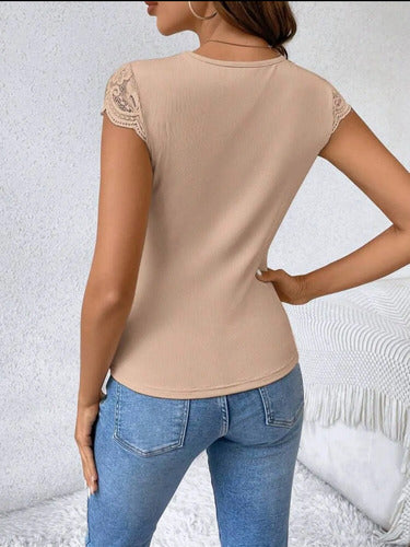 Blusa Musculosa Con Escote V De Encaje