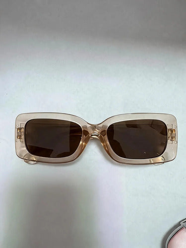 Lentes De Sol Marrón Diseño Rectangular Mediano Kikinas Rectangular Ámbar Ambar Transparente Transparent Amber